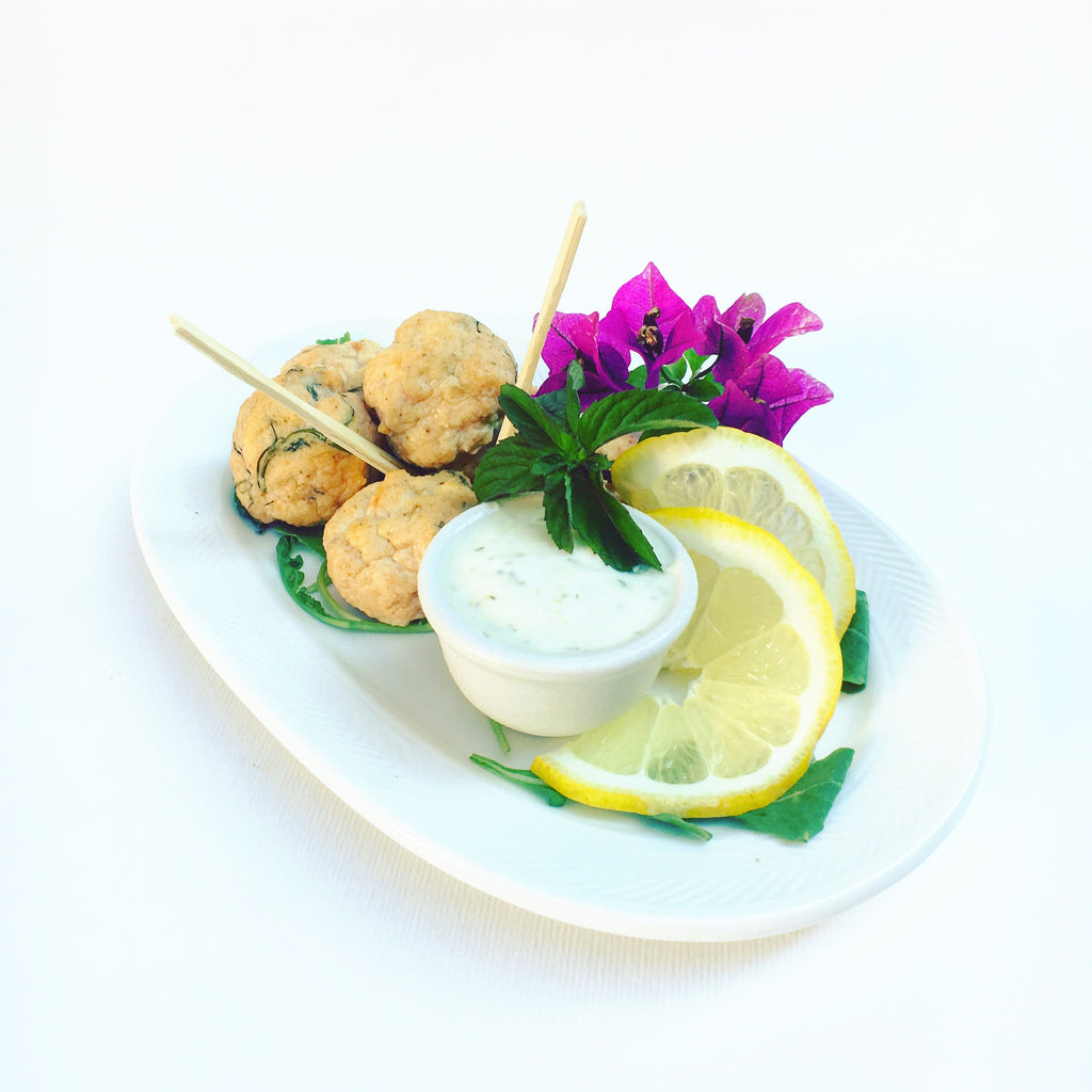 Polpette di mare con salsa allo yogurt & gemme di abete