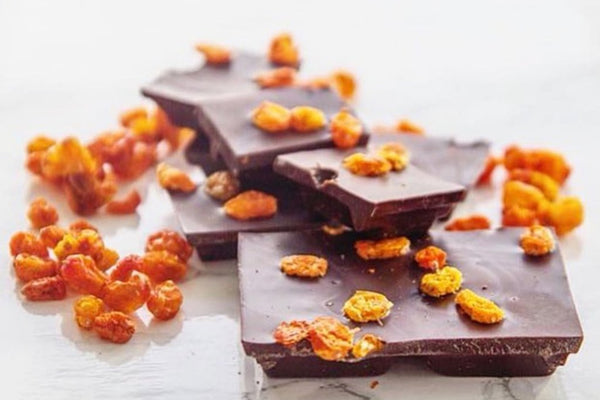 Cioccolato fondente al Olivello spinoso liofilizzato dalla Finlandia. Prodotto vegan, kosher & halal.